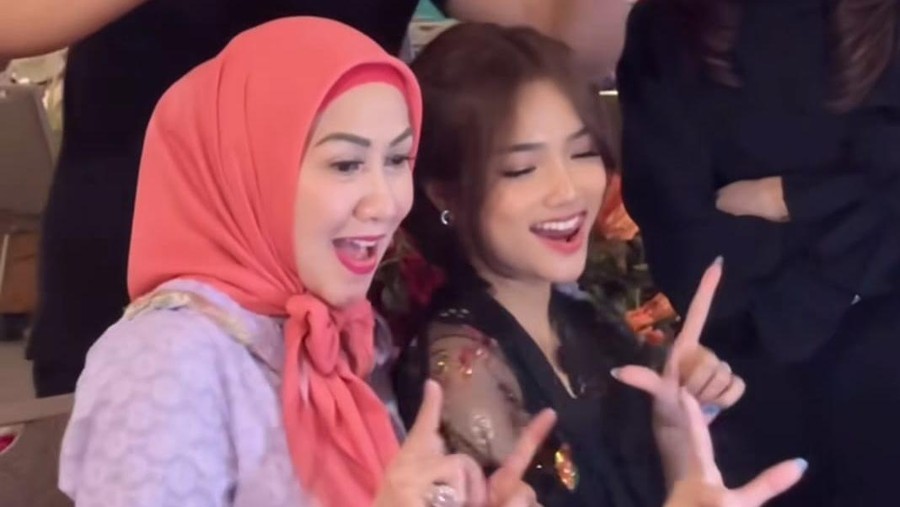 Momen Fuji bukber dengan keluarga Verrell Bramasta Momen Fuji bukber dengan keluarga Verrell Bramasta.