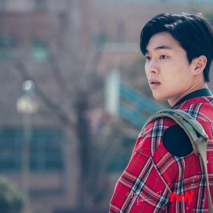 <p>Moon Jin Woong, karakter drama Korea <em>Twenty-Five Twenty-One</em> ini juga kerap disebut pria green flag, Bunda. Karakter yang diperankan Choi Hyun Wook selalu ada untuk membantu teman-temannya bahkan kekasihnya tanpa diminta meskipun cintanya belum diterima kekasihnya, lho. (Foto: tvN)</p>
