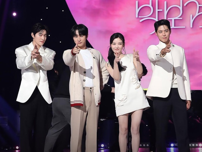 Park Bo Gum reuni dengan para pemain drakor Love in the Moonlight./Foto: Instagram/theseasons2023