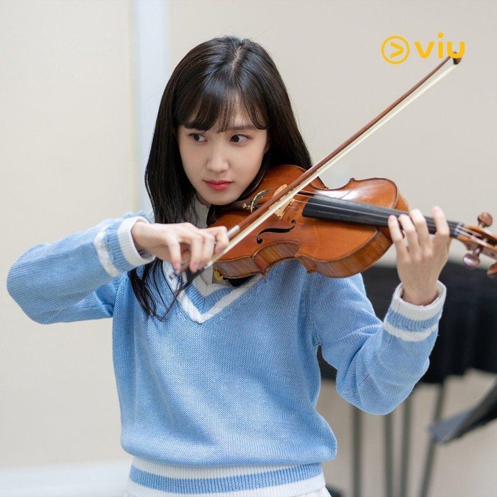 <p>Park Eun Bin memerankan Chae Song Ah dalam drama Korea <em>Do You Like Brahms?</em> yang pemalu dan introvert tetapi ternyata memiliki bakat bermain biola meski ditentang oleh orang tuanya. (Foto: Viu)</p>