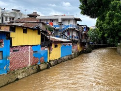 Bayang-bayang Ketakutan Kala Sungai Cikapundung Meluap