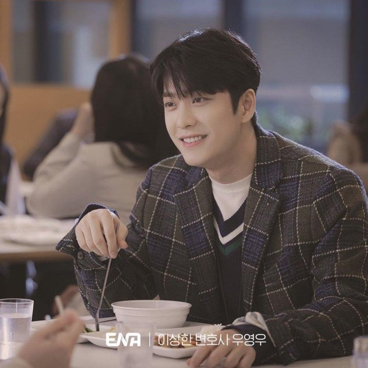 <p>Karakter <em>green flag</em> pertama adalah Lee Jun Ho di drama Korea <em>Extraordinary Attorney Woo</em>. Karakter yang diperankan aktor Kang Tae Oh ini berhasil memikat penonton karena perlakuannya yang manis kepada karakter Woo Young Woo dengan menerima kondisi Young Woo apa adanya. (Foto: ENA)</p>