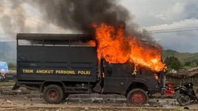 Syukuran Bupati Jayawijaya Ricuh Parah: Truk Polisi Dibakar, 6 Terluka