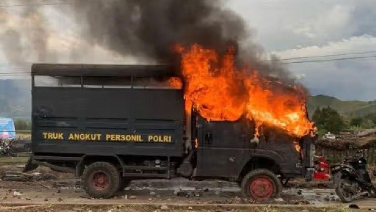 Truk Polisi Dibakar, 6 Terluka