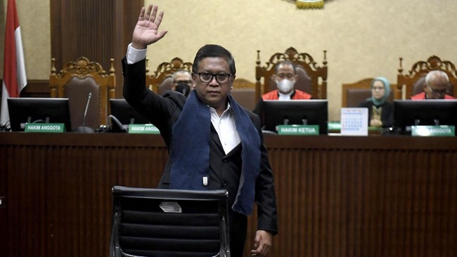 Sekjen PDIP Hasto Kristiyanto meminta majelis hakim membebaskan dirinya dari kasus dugaan suap dan perintangan penyidikan sebagaimana didakwakan Jaksa KPK.