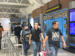 Penampakan 8 Orang yang Terjaring OTT KPK di OKU Tiba di Bandara SMB II