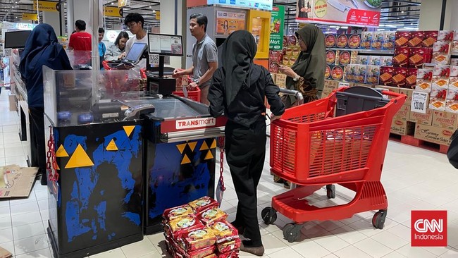 Aneka alat masak seperti panci dan teflon diskon dari harga Rp249.000 jadi tinggal Rp119.200 khusus pembelanjaan di Transmart Full Day Sale hari ini (15/6).