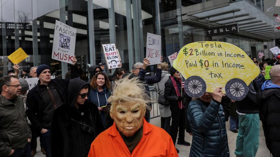 Protest Kebijakan Elon Musk, Seruan Boikot Tesla Ramai di Showroom