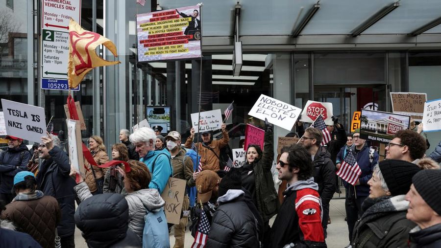 Protest Kebijakan Elon Musk, Seruan Boikot Tesla Ramai di Showroom