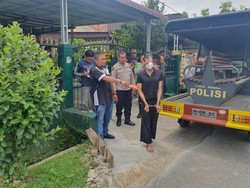 Kepergok Mau Mencuri, Waria Ini Ngumpet di Gorong-gorong
