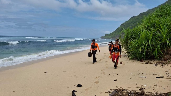 Turis asal China lenyap terseret arus di Pantai Nyang-Nyang, Desa Pecatu, Kecamatan Kuta Selatan, Badung, Bali, Minggu (16/3).