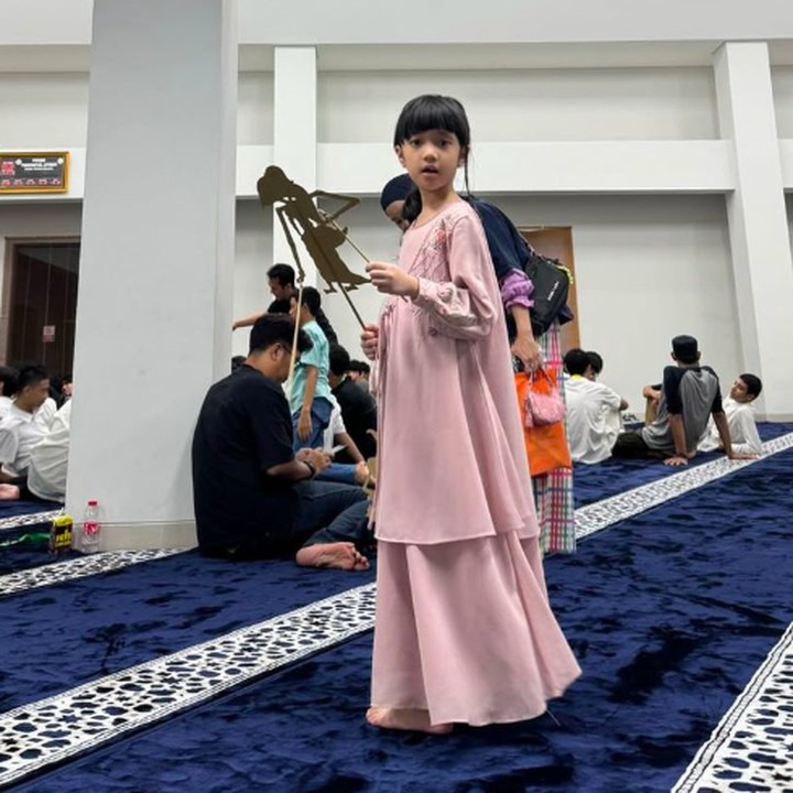 <p>Putri cantik Nycta Gina, Lembar Putih Trinycta, juga mengisi waktunya di bulan Ramadhan dengan mengikuti pesantren kilat. Gina menyebut mulanya Uti tidak mau, namun kini dirinya justru tidak mau pulang, Bunda. "Awal disuruh ikut pesantren enggak mau. Sekarang diajak pulang enggak mau," kata sang Bunda seraya menyisipkan emotikon tertawa. (Foto: Instagram: @missnyctagina)</p>