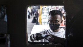 FOTO: Kesibukan BI di Sejumlah Daerah Layani Warga Tukar Uang Lebaran