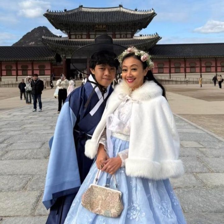 <p>Pada <em>postingan </em>itu, Asri dan sang putra terlihat mengunjungi salah satu tempat populer di Korea Selatan yang sering kali dipakai untuk syuting drama tentang kerajaan. Tempat ini adalah Gyeongbokgung Palace. (Foto: Instagram@asri_welas)</p>