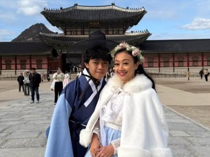 Asri Welas Jalan-jalan ke Korea Ditemani Sang Putra yang Beranjak Remaja, Ini Potretnya