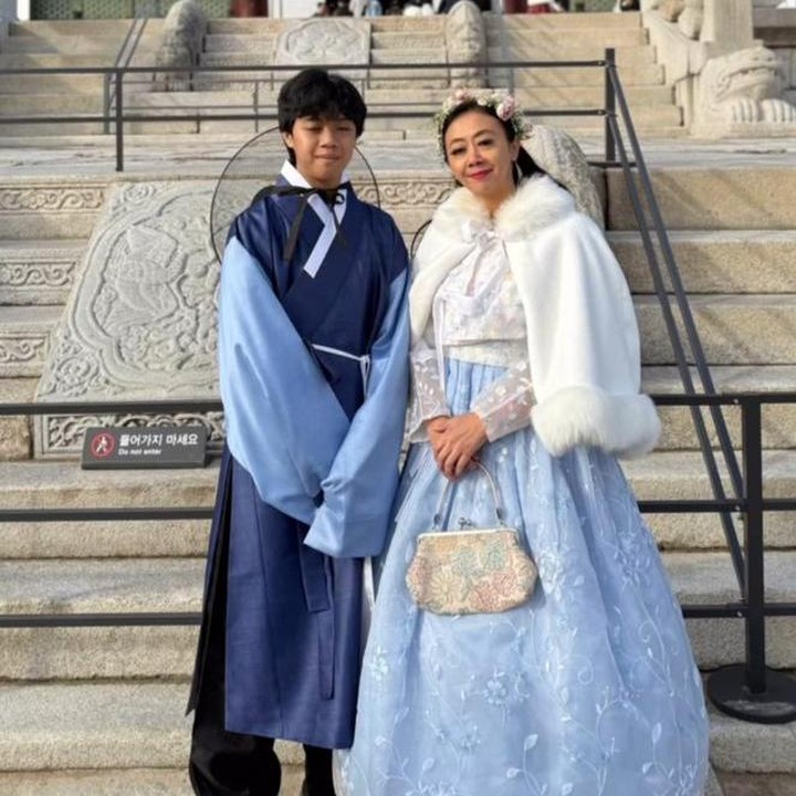 <p>Asri dan putranya yang akrab disapa Ibam itu juga mencoba mengenakan baju tradisional Korea, yakni Hanbok. Keduanya pun tak ingin melewatkan kesempatan dengan banyak mengabadikan momen berdua. (Foto: Instagram@asri_welas)</p>