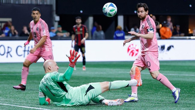 Lionel Messi mencetak gol luar biasa saat membawa Inter Miami menang 2-1 atas Atlanta United pada lanjutan Liga Amerika Serikat (MLS).