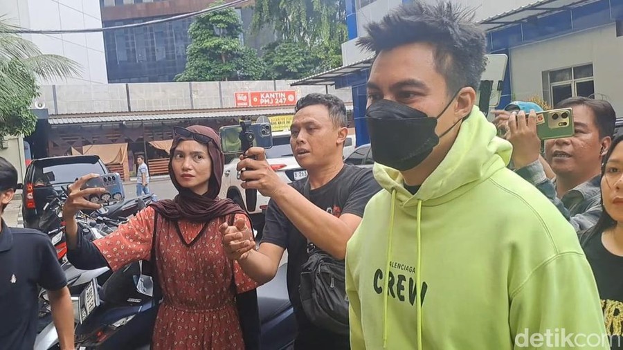 Baim Wong Baim Wong jenguk Nikita Mirzani di Rutan Polda Metro Jaya.