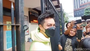 img-title Unggahan Baim Wong Jelang Putusan Cerai Disorot, Dituding Pamer...