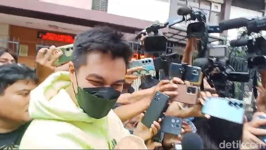 Baim Wong Baim Wong jenguk Nikita Mirzani di Rutan Polda Metro Jaya.