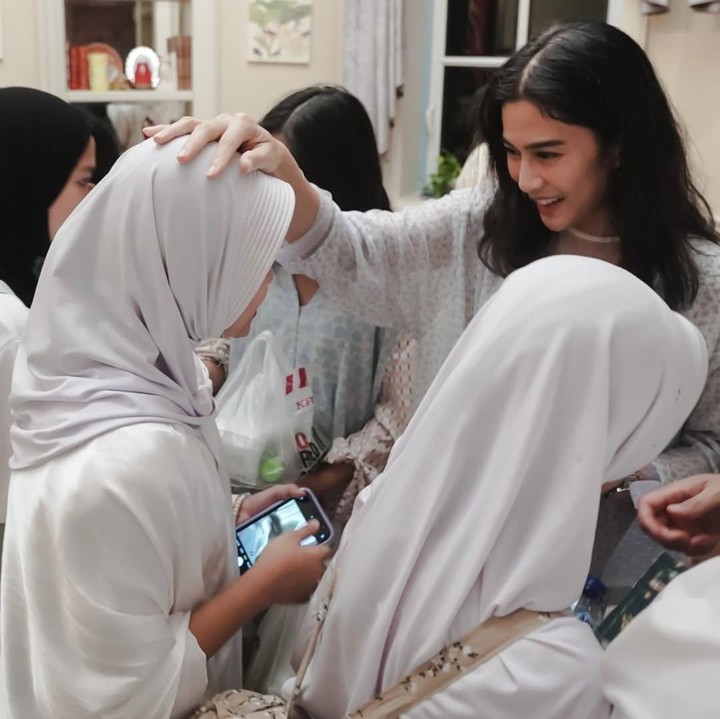 <p>Dian Satrowardoyo lahir pada 16 Maret 1982 dan pada tahun ini aktris Gadis Kretek itu telah berusia 43 tahun. Yang membuat tahun ini terasa spesial bagi Dian karena bertepatan dengan bulan suci Ramadhan dan malam Nuzulul Qur'an. Bunda dua anak ini pun merayakannya dengan menggelar pengajian bersama anak-anak panti asuhan. Foto: Instagram@therealdisastr</p>
