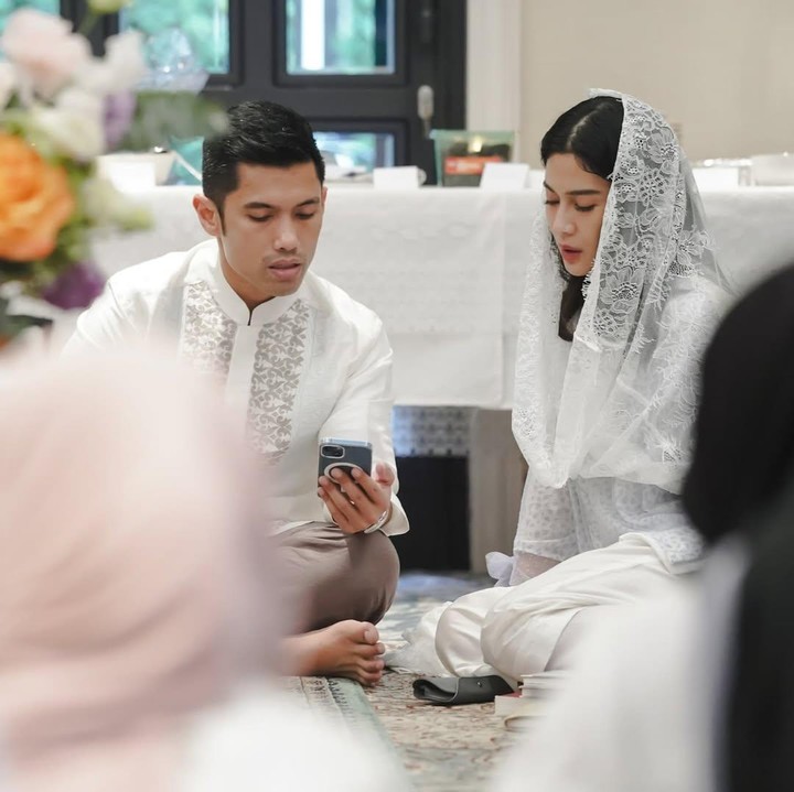 <p>Dalam pengajian yang digelar sederhana di rumah itu, Dian tampil cantik dengan busana muslim serba putih bernuansa sama dengan anggota keluarga yang lain termasuk sang suami Maulana Indraguna Sutowo. Foto: Instagram@therealdisastr</p>