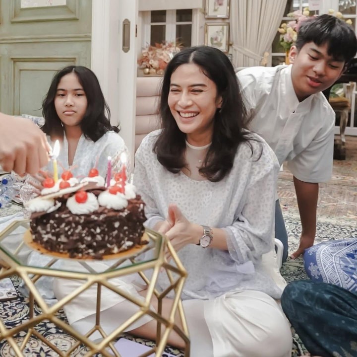 <p>"Alhamdulillah, seneng banget dan bersyukur sekali bisa merayakan milad yang ternyata bertepatan dengan malam Nuzulul Qur'an, rasanya pas bgt bisa bertilawah, ibadah bareng, dan berbagi syukur dan kebahagiaan dengan adek-adek dari Yayasan Tarbiah Bunaiya dan orang-orang terkasih. Syukur Alhamdulillah tak henti-henti," tulis Dian di <em>caption</em>.Foto: Instagram@therealdisastr</p>