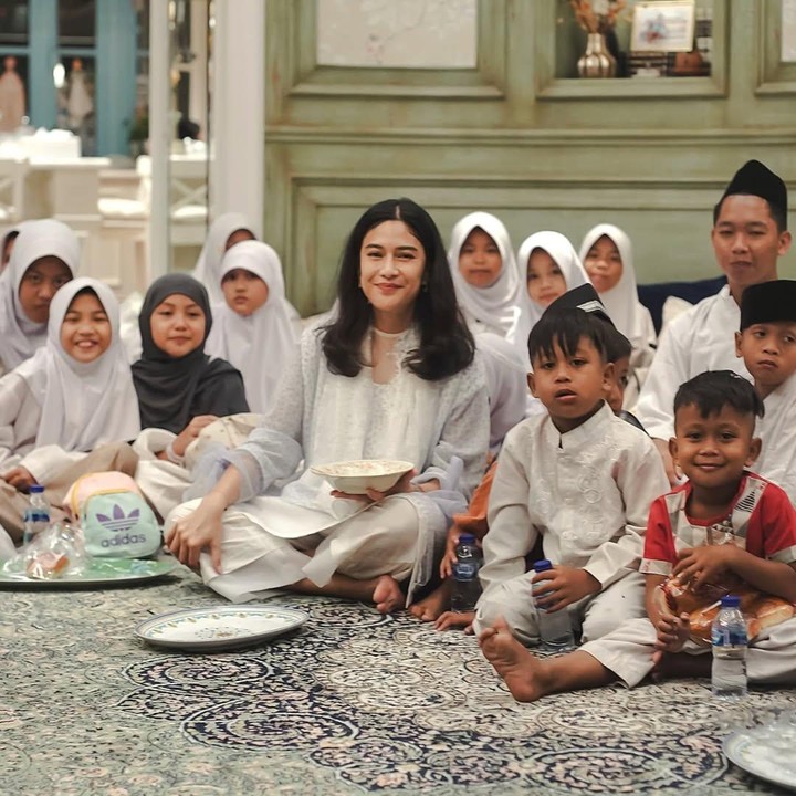<p>Dian menetapkan hatinya untuk masuk agama Islam di usia 21 tahun. Dian Sastro merupakan anak dari pasangan Ariawan Rusdianto Sastrowardoyo dan Dewi Parwati Setyorini. Sang Ayah diketahui beragama Budha, sedangkan ibunda beragama Katolik. Foto: Instagram@therealdisastr</p>