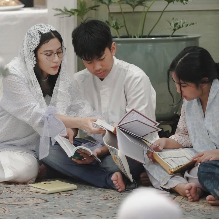 <p>Kedua anak Dian yang beranjak remaja yakni Shailendra Naryama Sastraguna Sutowo dan Ishana Ariandra Nariratana Sutowo juga tampak hadir. Mereka terlihat khusyuk saat mengikuti jalannya acara pengajian. Foto: Instagram@therealdisastr</p>