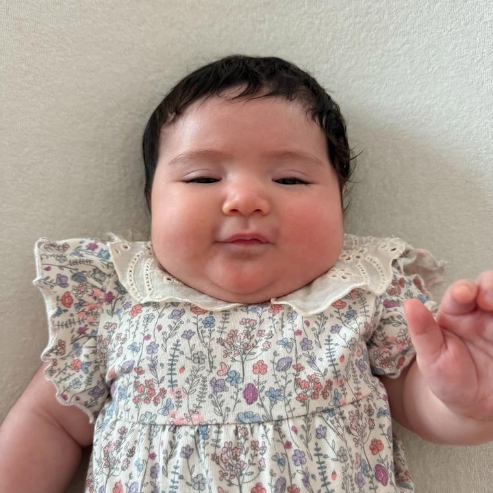 <p>Meski baru berusia empat bulan, Hagia sudah memiliki banyak penggemar, Bunda. Banyak netizen yang menyebut Hagia sangat cantik dan menggemaskan. (Foto: Instagram: @inijedar)</p>