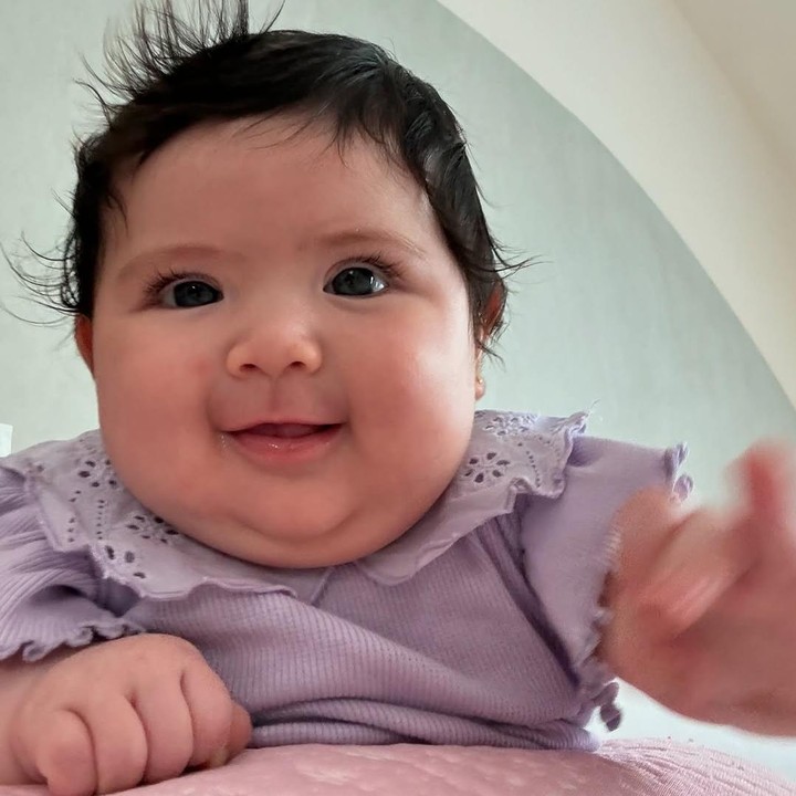 <p>Tidak hanya itu, beberapa netizen turut berpendapat bahwa Baby Hagia memiliki wajah bak boneka dan sangat mirip dengan karakter kartun. (Foto: Instagram: @inijedar)</p>
