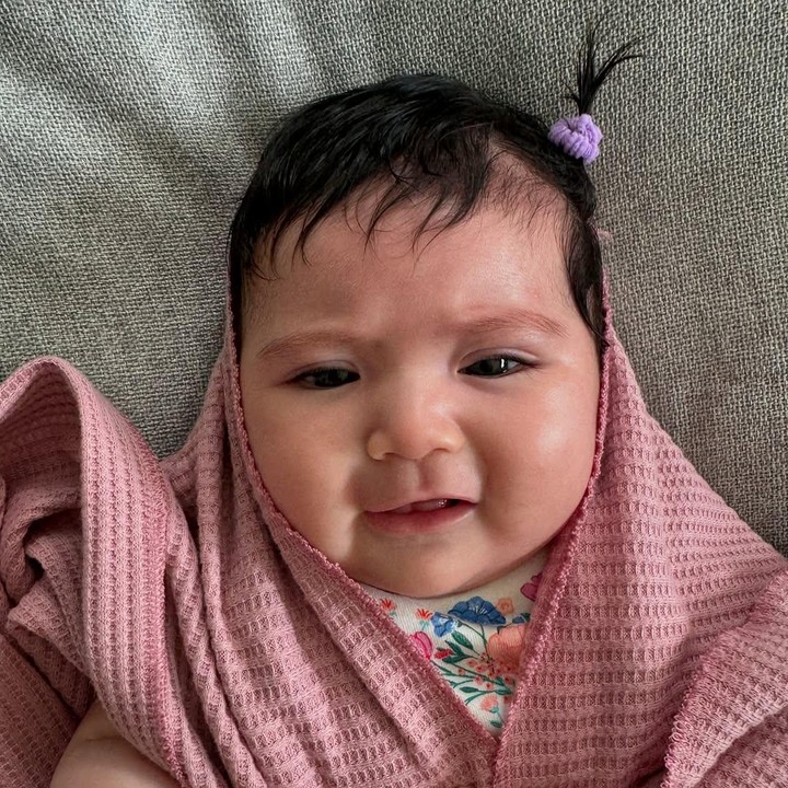 <p>Jedar pun sangat sering mendandani Hagia dengan berbagai pakaian yang modis. Dalam sebuah unggahan, Jedar juga iseng menguncir rambut sang putri. (Foto: Instagram: @inijedar)</p>