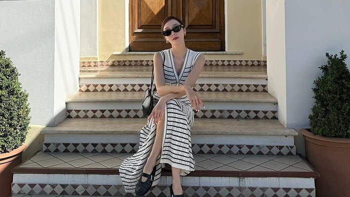 Get The Look: Tampil Modis dengan Stripe Dress ala Jessica Jung