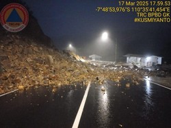 Tebing di Jalan Baru Clongop Gunungkidul Longsor