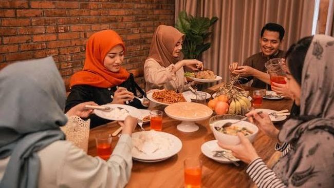 Daripada Nanya "Kapan Nikah?" Coba Tanya 5 Pertanyaan Ini untuk Eratkan Hubungan dengan Keluarga