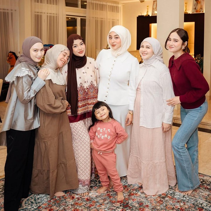 <p>Margin terlihat menawan dengan setelah putih serta kerudung warna senada. Sementara itu, Kesha terlihat manis dengan kemeja bergaris krem dan inner peach. (Foto: Instagram: @melodylaksani92)</p>