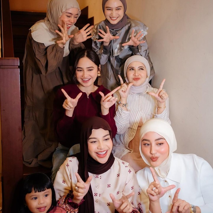 <p>Aurel Hermansyah dan beberapa seleb lainnya membuat kelompok persahabatan yang diberi nama Geng Mamayu. Selain Aurel, geng satu ini juga diisi oleh Lesti Kejora, Kesha Ratuliu, Margin Wieheerm, Syifa Hadju, dan Melody Laksani eks JKT 48. (Foto: Instagram: @kesharatuliu05)</p>