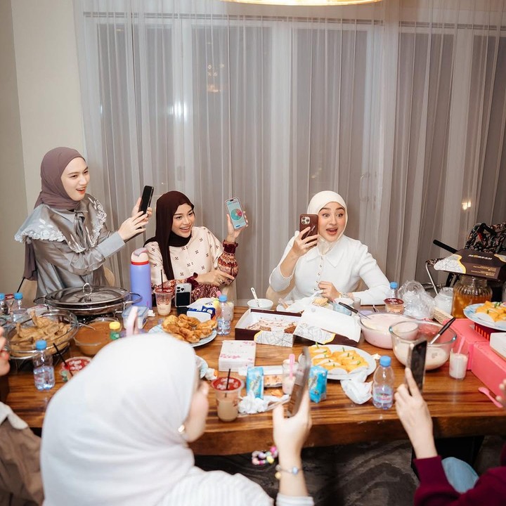 <p>"Mamayu. Selalu senang banget kalau habis ketemy mereka, kayak di-<em>charge</em>," tutur Margin. "Mamayu. <em>MasyaAllah tabarakallah</em>, sehat-sehat kesayangan," ungkap Lesti. "Selalu menyenangkan bersama kesayanganku," ujar Melody. (Foto: Instagram: @marginw)</p>