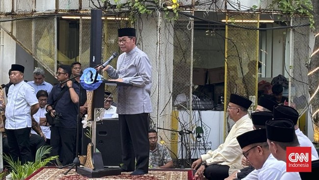 Gubernur DKI Jakarta Pramono Anung menghadiri acara buka puasa bersama di Kantor DPD I Golkar Jakarta, Senin (17/3).