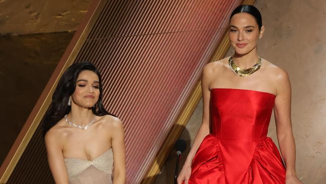 Dua bintang utama film Snow White, Gal Gadot dan Rachel Zegler, dikabarkan tak akur karena konflik yang terjadi di Palestina.