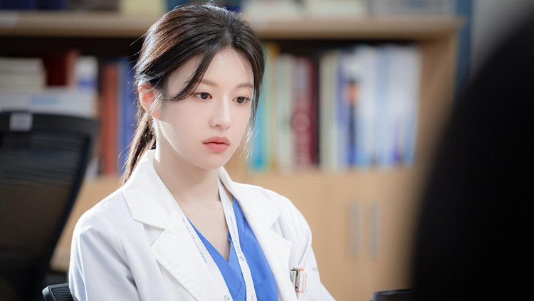 Go Young Jung sebagai Oh Yi Young di drama Korea Resident Playbook, tayang di tvN dan Netflix mulai 12 April 2025.