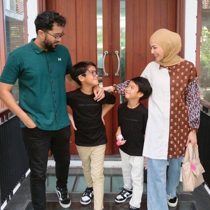 <p>Putra pertamanya, Rihga Sadiwasakti Rabbani, lahir pada 17 Januari 2016 dan kini genap berusia sembilan tahun. Sementara itu, si bungsu yang bernama Rajendra Satya Razzani lahir pada 11 Januari 2019 dan kini genap berusia enam tahun. (Foto: Instagram: @vatemat)</p>