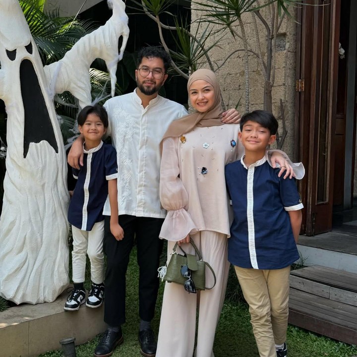 <p>"Selamat satu dekade Bapak <em>@kngrendy</em>. <em>Bismillah</em> semoga kita bisa selamanya sampai Jannah-Nya, membersamai anak-anak sampai besar, banyak makan-makannya, banyak jalan-jalannya, banyak main tennisnya, pokoknya melakukan semuanya sama-sama. Semangat terus untuk belajar menjadi orang tua yang baik versi kita. Aku selalu mencintaimu <em>partner</em> ibadahku, imamku, belahan jiwaku," tulisnya seraya menyisipkan emotikon kecupan. (Foto: Instagram: @vatemat)</p>