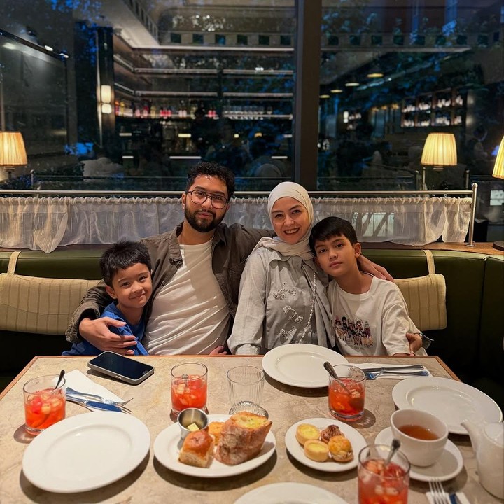 <p>Pada kolom keterangan, Revalina berharap agar dirinya dan sang suami bisa terus bersama sehingga bisa menemani anak-ananya sampai besar. Ia juga mengungkapkan rasa cintanya pada sang suami, Bunda. (Foto: Instagram: @vatemat)</p>