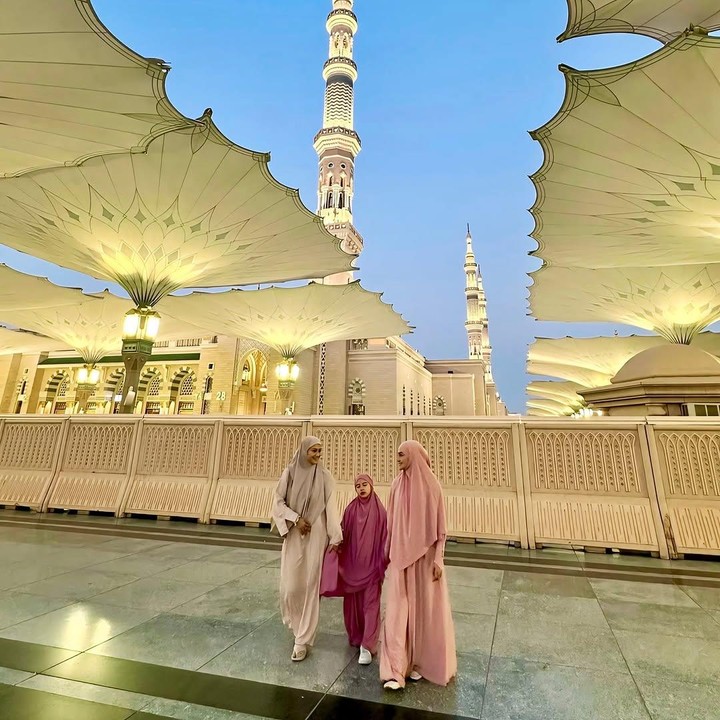 <p>Momen itu diketahui langsung melalui beberapa foto yang diunggah oleh Ririn dan Rini di akun Instagram pribadinya. Namun, tidak hanya berdua, Ririn juga mengajak anak perempuannya yang bernama Abigail Cattleya Putri, lho, Bunda. (Foto: Instagram@riniyulianti)</p>