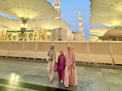 5 Potret Ririn Ekawati & Rini Yulianti Umrah di Bulan Ramadhan, Abigail Cattleya Turut Serta