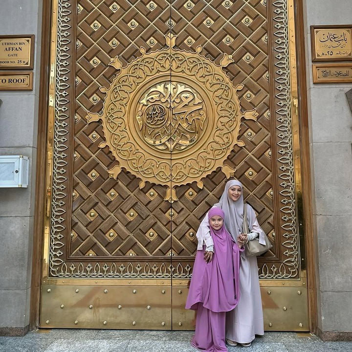 <p><em>Postingan</em> keduanya pun langsung dibanjiri pujian dan doa dari netizen. “Masyaa Allah Yaya anak solehah..sehat2 ya Yaya dn mama nya,dimudahkan urusan Ibadah di tanah suci dn selalu dlm perlindungan Allah Azza wa Jalla..Aamiin,” tulis akun <em>@ina_didihas****.</em> “Masyaalllah.. cantik banget kak.. lancar ibadahnya,” tulis akun <em>@dannytu****. </em>(Foto: Instagram@riniyulianti)</p>