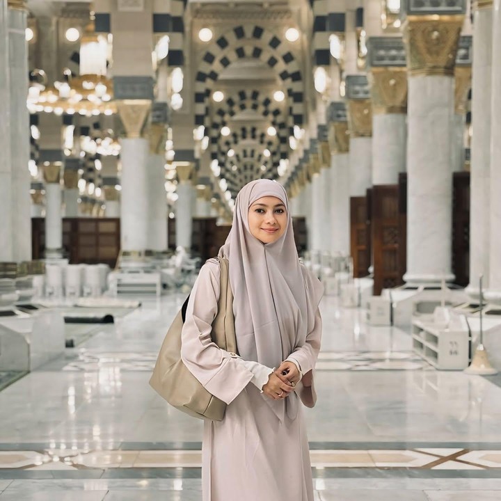 <p>Sementara itu, Rini mengungkapkan rasa syukurnya yang dapat menjalani ibadah umrah di bulan Ramadhan. “Bagaimana mungkin aku masi mengeluh, sedangkan 1 demi 1 mimpiku Allah selalu wujudkan. MasyaAllah tabarakallah, Alhamdulilah, Allahummabarrik. Terima kasih ya Allah atas undangan Mu, aku bisa merasakan Ramadhan disini,” ungkapnya, dikutip dari laman <em>Instagram@riniyulianti</em>. (Foto: Instagram@riniyulianti)</p>