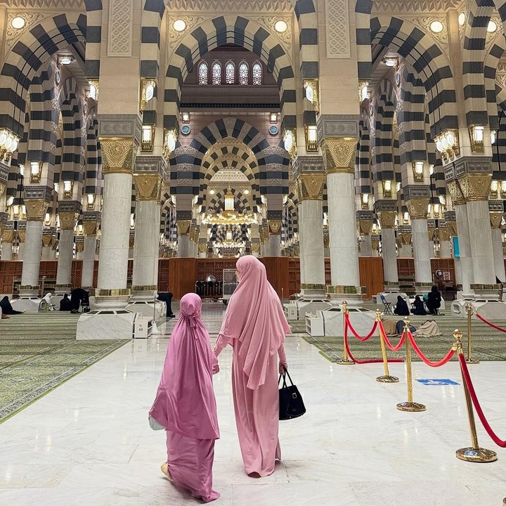 <p>Tak sedikit selebriti yang menyambut bulan Ramadhan dengan begitu antusias. Bahkan, ada juga yang memilih untuk menjalani ibadah umrah di bulan suci yang penuh berkah ini. Mereka adalah kakak adik, Ririn Ekawati dan Rini Yulianti. (Foto: Instagram@ririnekawati)</p>
