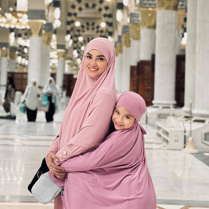 <p>Pada <em>postingan</em>-nya, Ririn mengabadikan momen bersama sang putri saat mengunjungi Masjid Nabawi. “Ya ALLAH, sang pemilik jiwa… jadikan anak-anakku selalu taat kepadaMu, anak yang sholeha, jagalah mereka dimanapun mereka berada yang nampak dalam penglihatanku maupun tidak, dekatkan mereka dengan orang baik dan orang yang taat kepadaMu,” tulis Ririn, dikutip dari laman<em> Instagram@ririnekawati,</em> Senin (17/3/2025). (Foto: Instagram@ririnekawati)</p>
